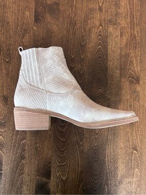 Donald J. Pliner Light Beige Snake-Leather Ankle Bootie Western New 10M